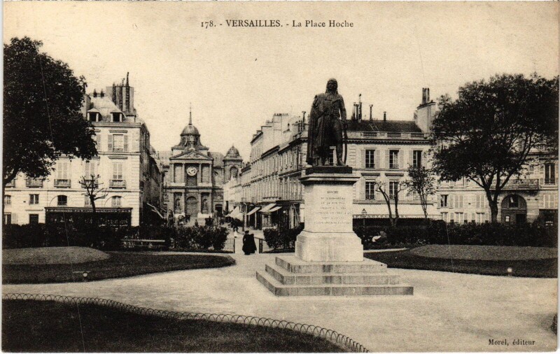Carte postale ancienne Versailles La Place Hoche à Versailles