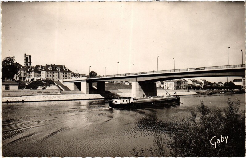 Carte postale ancienne Mantes-la-Jolie La Seine - Le Pont - Au fond la Tour Saint-Maclou à Mantes-la-Jolie