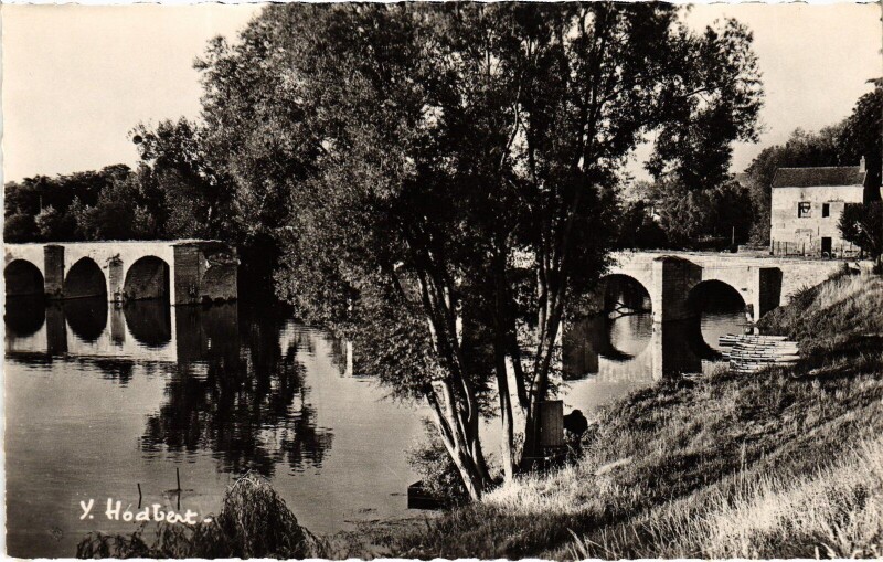 Carte postale ancienne Mantes-la-Jolie Le Vieux Pont à Mantes-la-Jolie