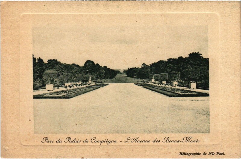 Carte postale ancienne Palais de Compiegne Le Parc Avenue des Beaux-Monts à Monts