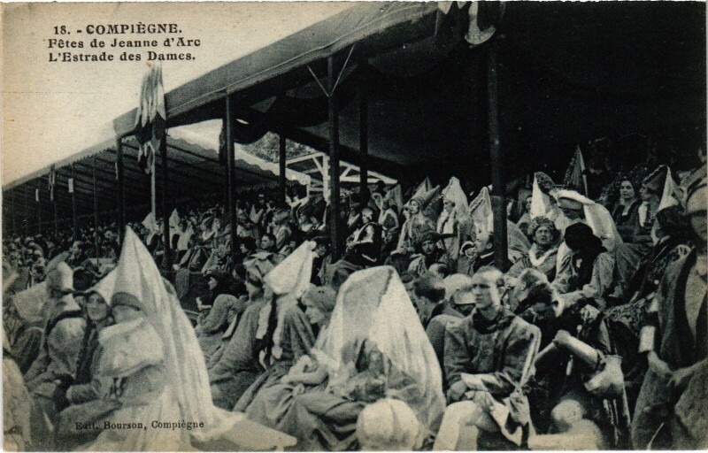 Carte postale ancienne Compiegne Fetes de Jeanne d'Arc Estrade des Dames