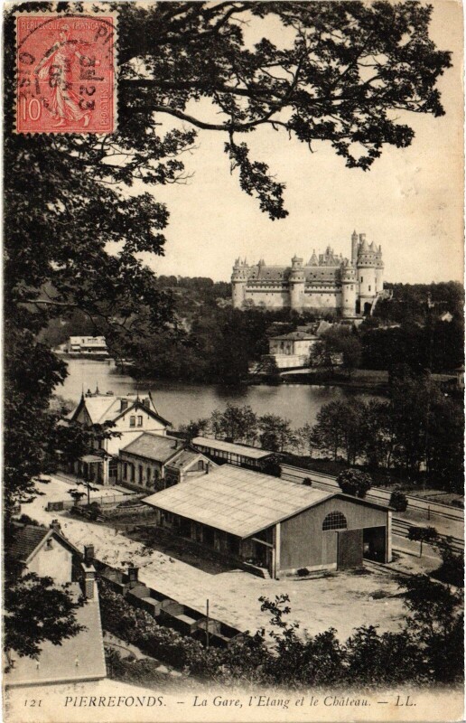 Carte postale ancienne Pierrefonds La Gare et le Chateau à Pierrefonds