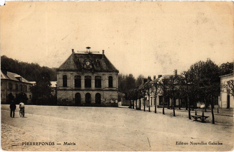 Carte postale ancienne Pierrefonds la Mairie à Pierrefonds
