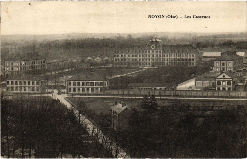 Carte postale ancienne Noyon Les Casernes à Noyon