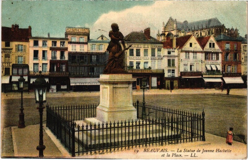Carte postale ancienne Beauvais Statue de Jeanne-Hachette à Beauvais