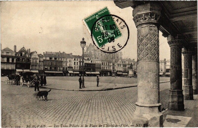 Carte postale ancienne Beauvais Place de l'Hotel-de-Ville Trois Piliers à Beauvais