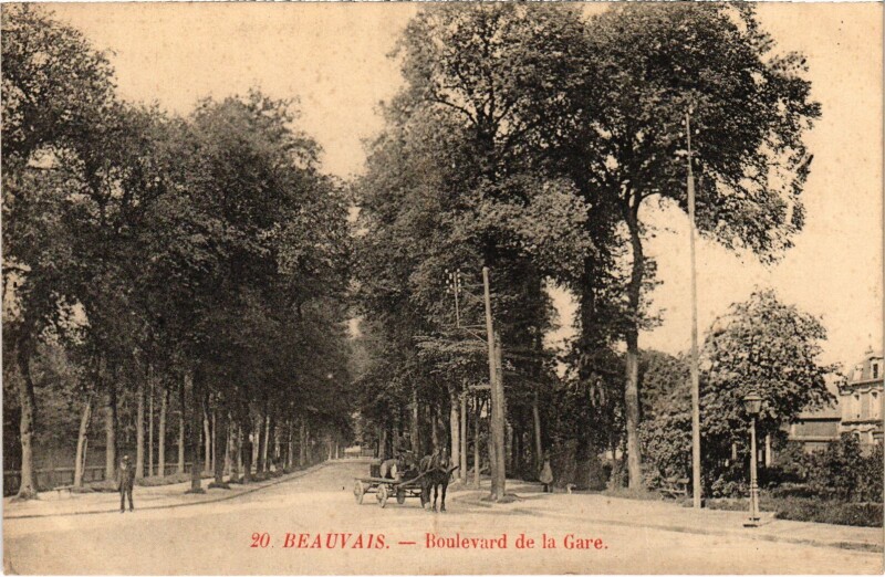 Carte postale ancienne Beauvais Boulevard de la Gare à Beauvais