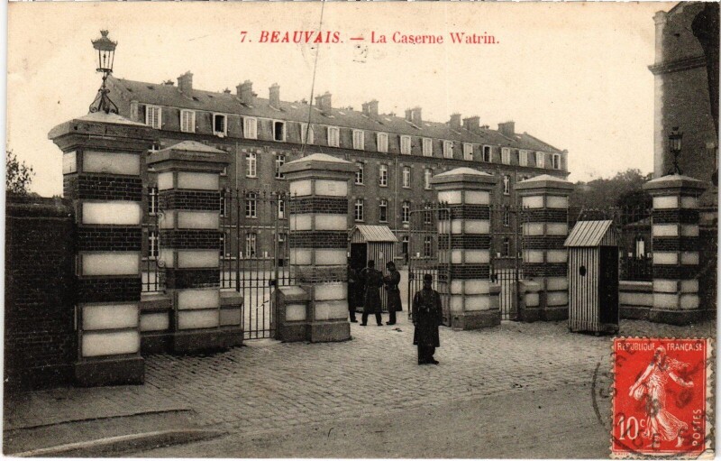 Carte postale ancienne Beauvais Caserne Watrin à Beauvais