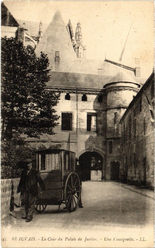 Carte postale ancienne Beauvais Une vinaigrette cour du Palais de Justice à Beauvais