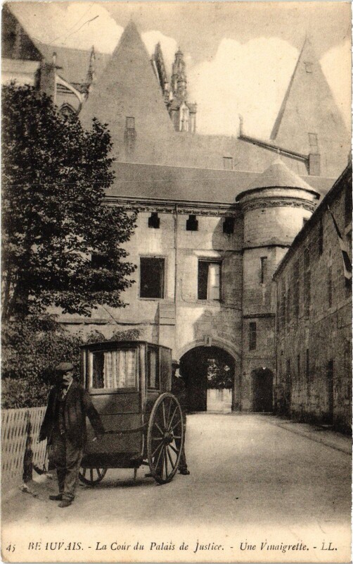 Carte postale ancienne Beauvais Une vinaigrette cour du Palais de Justice à Beauvais