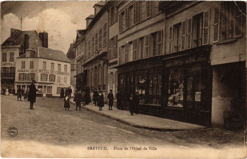 Carte postale ancienne Breteuil Place de l'Hotel-de-Ville à Breteuil