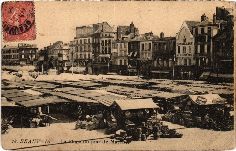 Carte postale ancienne Beauvais La Place un jour du marché à Beauvais