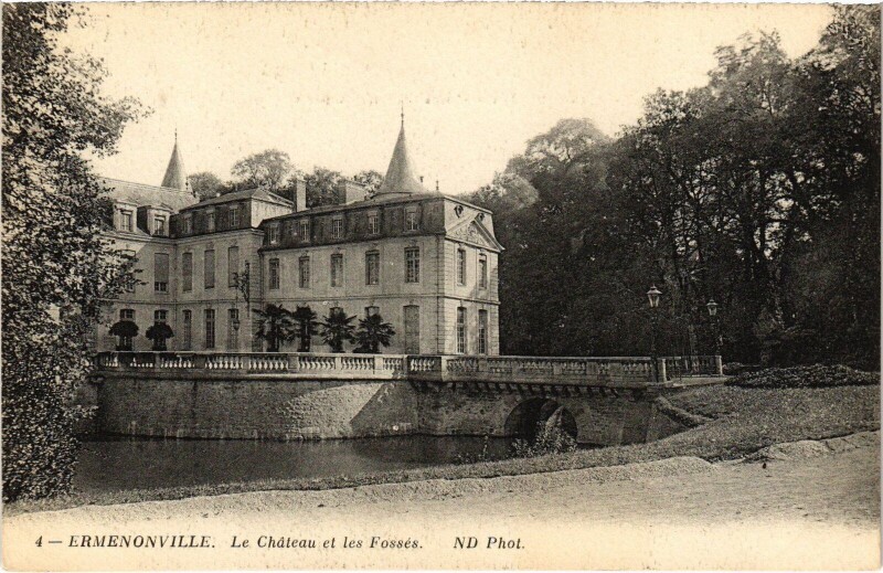 Carte postale ancienne Ermenonville Le Chateau à Ermenonville