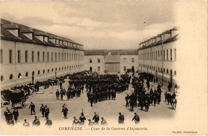 Carte postale ancienne Compiegne Caserne de l'Infanterie Cour