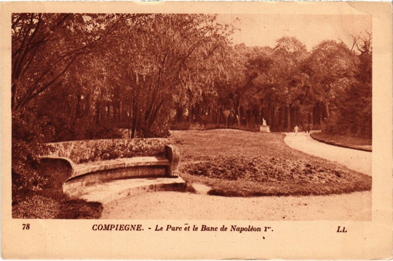 Carte postale ancienne Compiegne Le Parc Banc de Napoléon