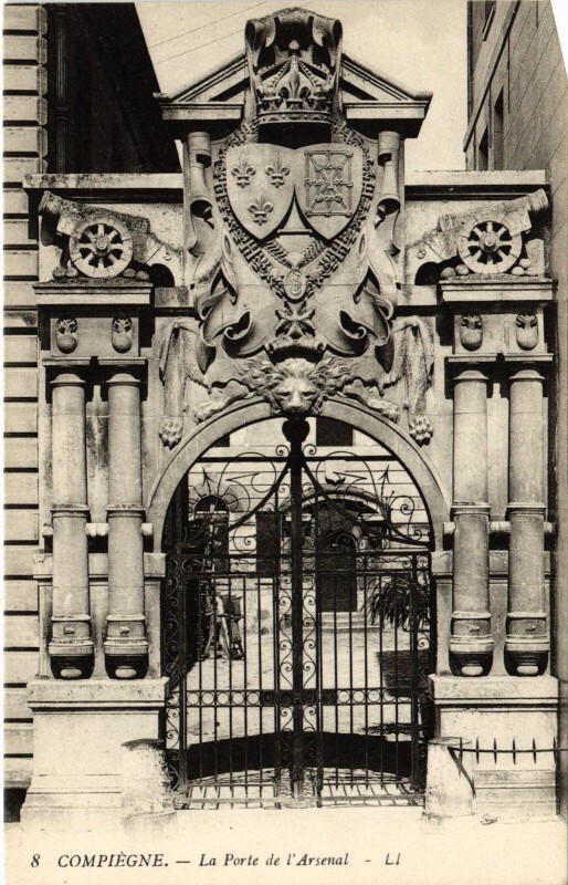 Carte postale ancienne Compiegne Arsenal La porte