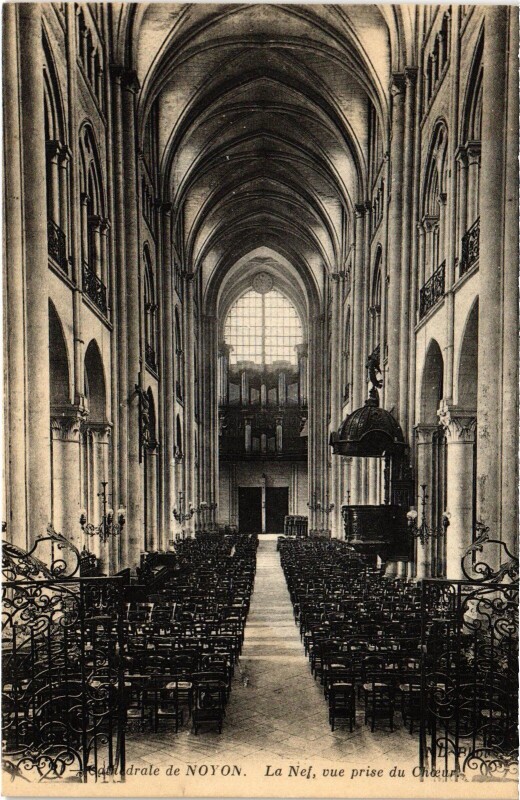 Carte postale ancienne Noyon La Cathédrale le Nef à Noyon