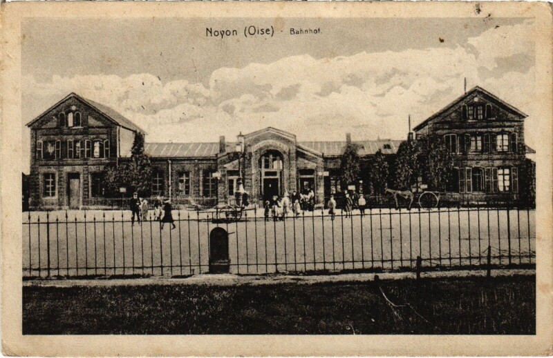 Carte postale ancienne Noyon Bahnhof Guerre à Noyon