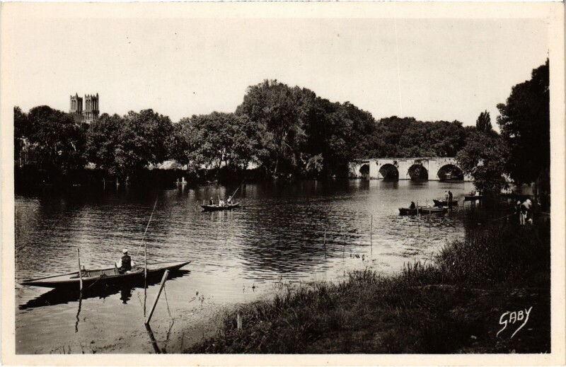 Carte postale ancienne Mantes-la-Jolie Vieux Pont sur la Seine - Tours de la Cathedrale à Mantes-la-Jolie