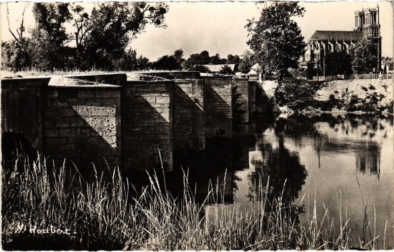 Carte postale ancienne Mantes-la-Jolie Le Vieux Pont et la Collegiale Notre-Dame à Mantes-la-Jolie