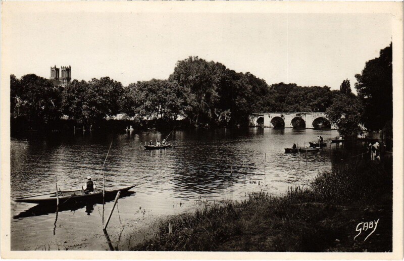 Carte postale ancienne Mantes-la-Jolie Vieux Pont sur la Seine - Tours de la Cathedrale à Mantes-la-Jolie