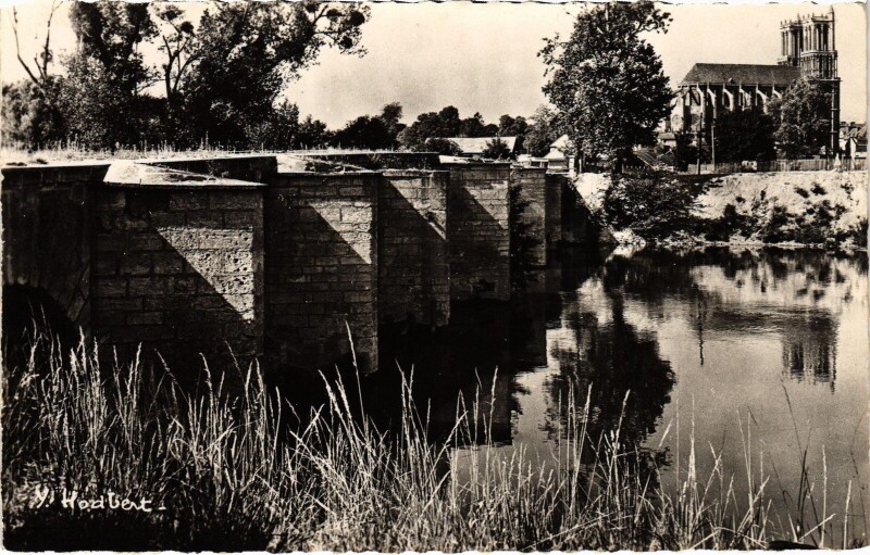 Carte postale ancienne Mantes-la-Jolie Le Vieux Pont et la Collegiale Notre-Dame à Mantes-la-Jolie