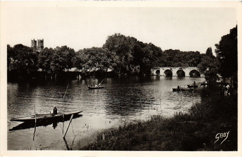 Carte postale ancienne Mantes-la-Jolie Vieux Pont sur la Seine - Tours de la Cathedrale à Mantes-la-Jolie