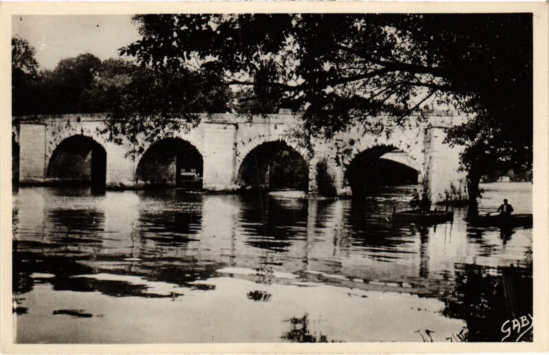 Carte postale ancienne Mantes-la-Jolie Le Vieux Pont sur la Seine à Mantes-la-Jolie