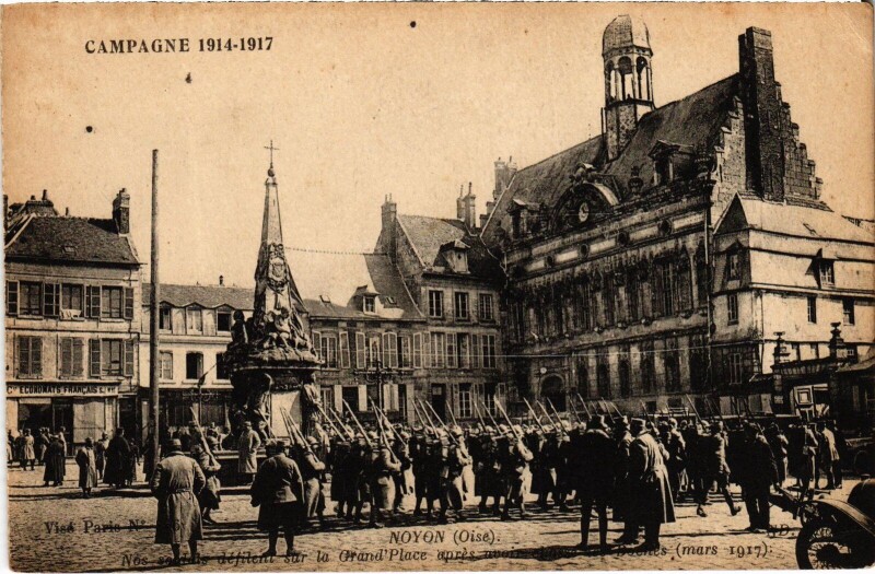 Carte postale ancienne Noyon Grande Place guerre à Noyon