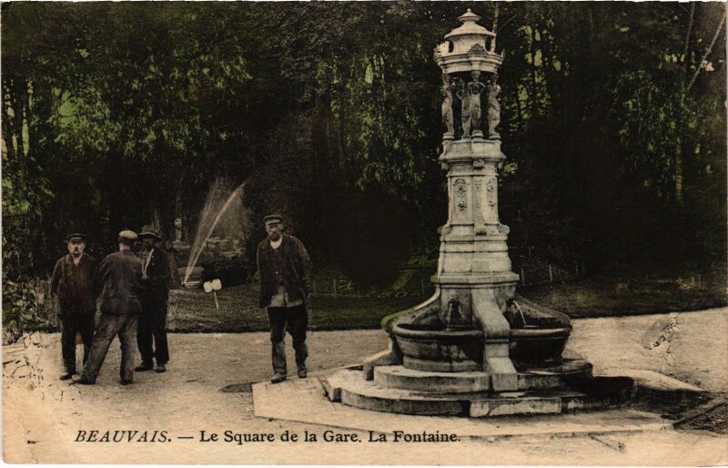 Carte postale ancienne Beauvais Square de la Gare La Fontaine à Beauvais