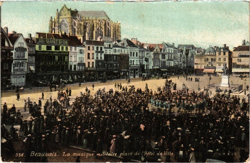 Carte postale ancienne Beauvais Place de l'Hotel-de-Ville Musique militaire à Beauvais