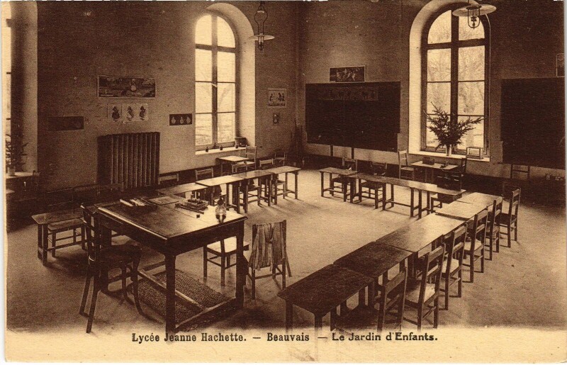 Carte postale ancienne Beauvais Lycée Jeanne Hachette jardin d'Enfants à Beauvais