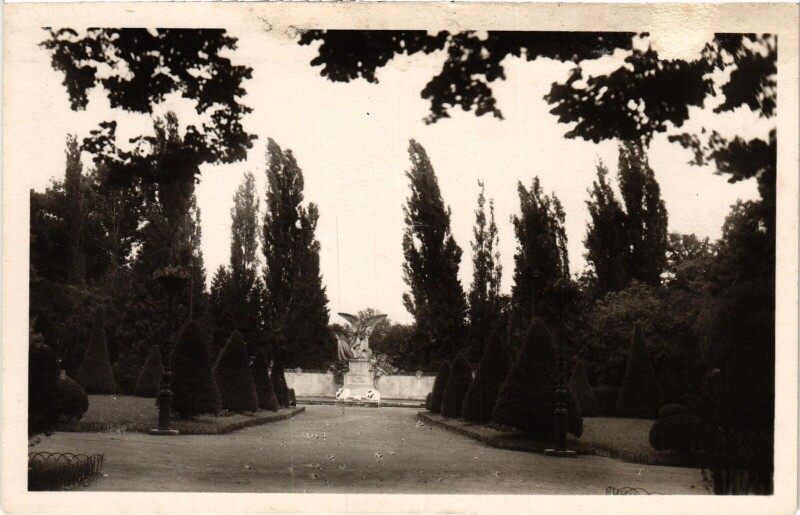Carte postale ancienne Beauvais Le Monument aux Morts à Beauvais