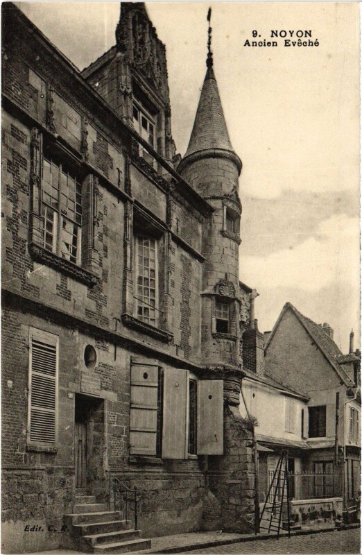 Carte postale ancienne Noyon Ancien Eveche à Noyon