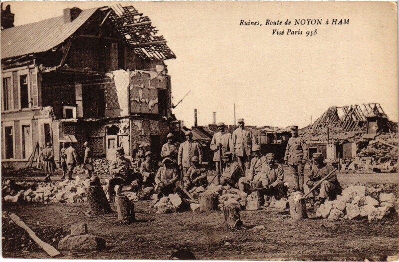 Carte postale ancienne Route de Noyon a Ham Ruines Guerre à Noyon