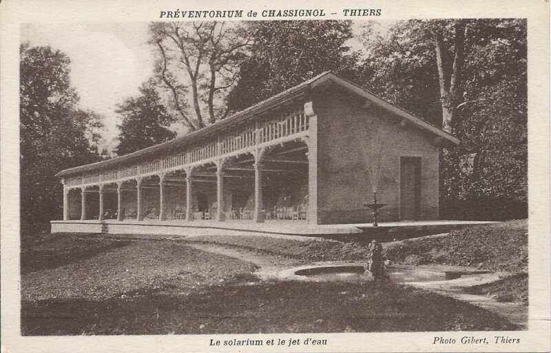 Carte postale ancienne Préventorium de Chassignol - Le solarium et le jet d'eau à Thiers