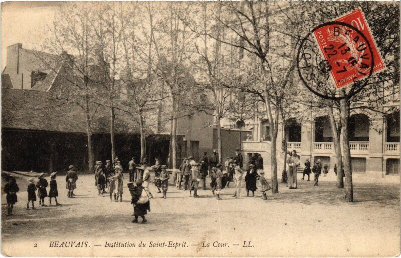 Carte postale ancienne Beauvais Inst du Saint-Esprit La Cour à Beauvais