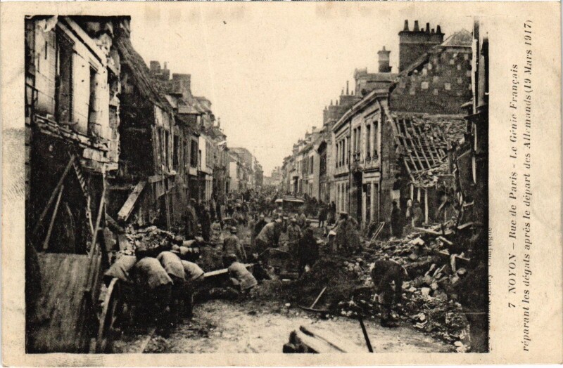Carte postale ancienne Noyon Rue de Paris Guerre à Noyon