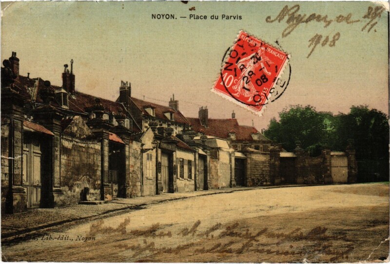Carte postale ancienne Noyon Place du Parvis à Noyon