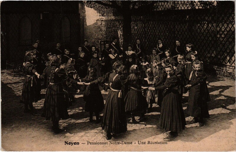Carte postale ancienne Noyon Pensionnat Notre-Dame Une Récréation à Noyon