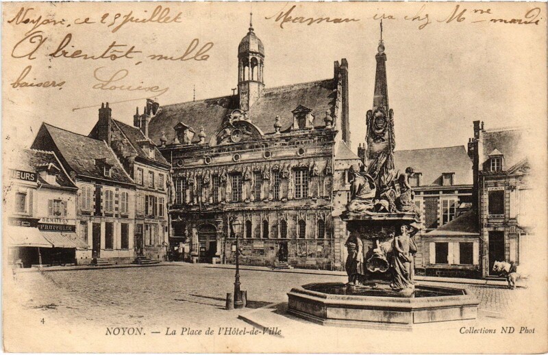 Carte postale ancienne Noyon Place de l'hotel-de-Ville à Noyon