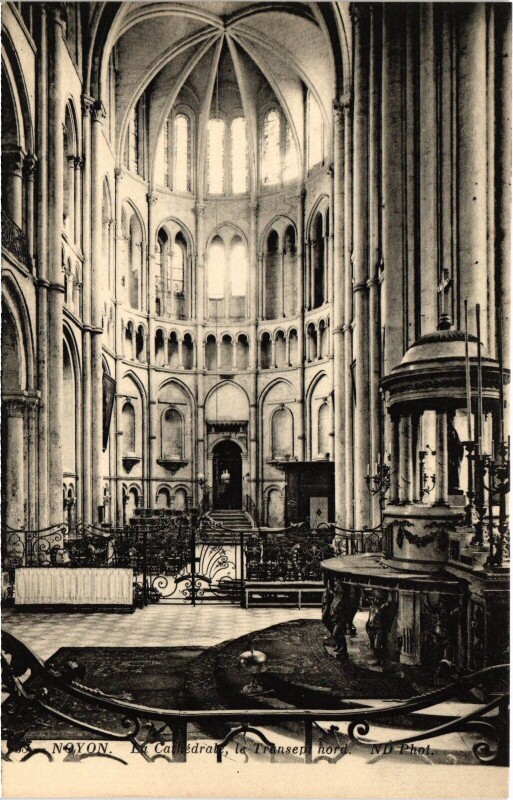 Carte postale ancienne Noyon La Cathédrale interieur à Noyon