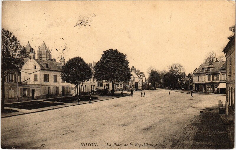 Carte postale ancienne Noyon Place de la République à Noyon
