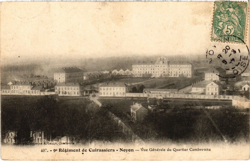 Carte postale ancienne Noyon Régiment des Cuirassiers à Noyon