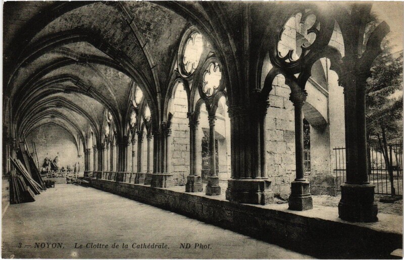 Carte postale ancienne Noyon La Cathédrale le Cloitre à Noyon
