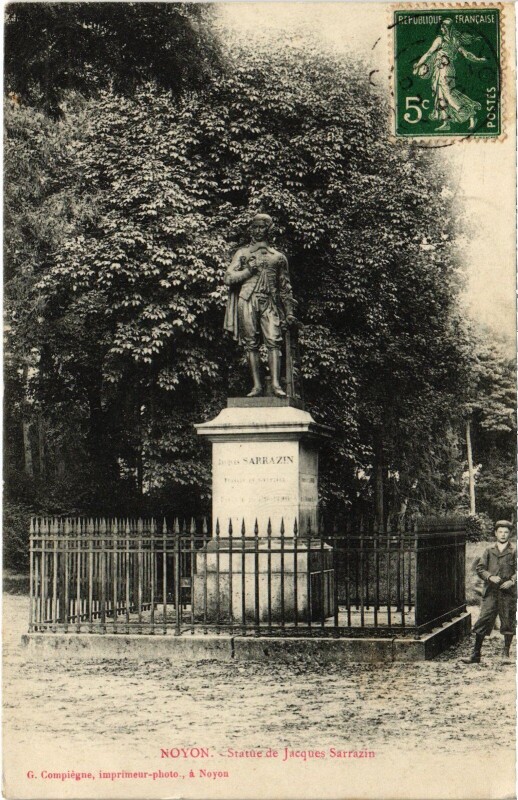 Carte postale ancienne Noyon Statue de Jacques Sarrazin à Noyon