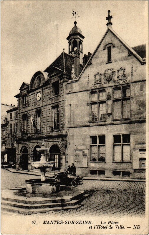 Carte postale ancienne Mantes-la-Jolie La Place et l'Hotel de Ville à Mantes-la-Jolie