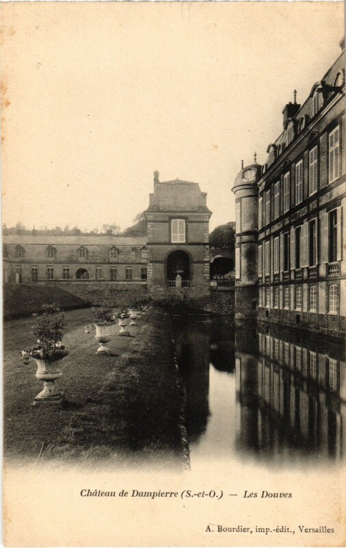 Carte postale ancienne Chateau de Dampierre - Les Douves