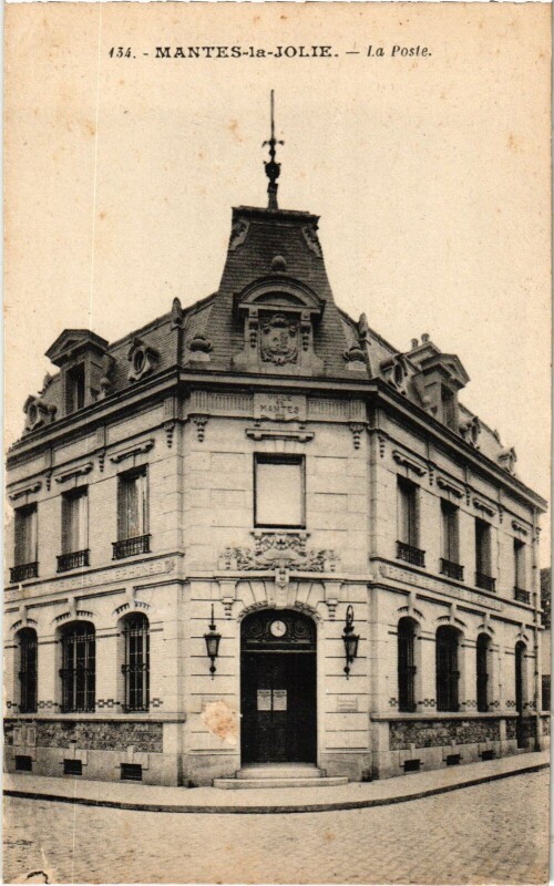 Carte postale ancienne Mantes-la-Jolie La Poste à Mantes-la-Jolie