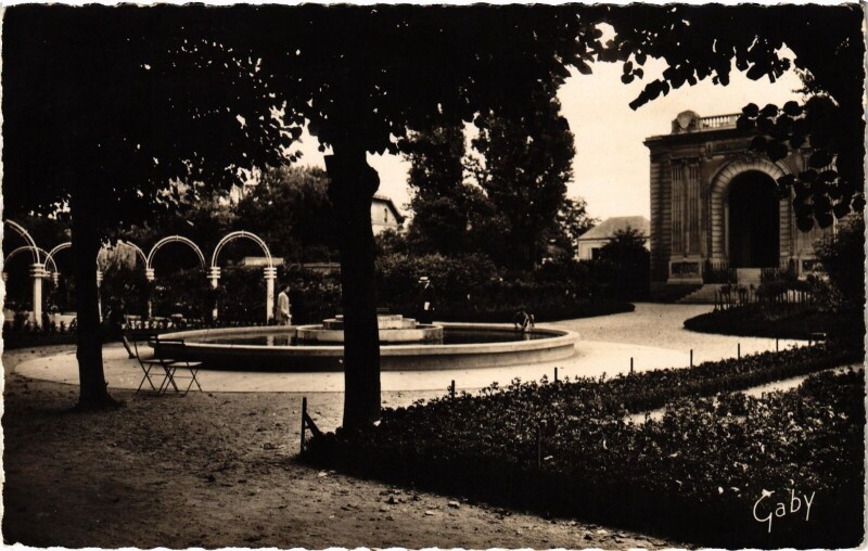 Carte postale ancienne Mantes-la-Jolie Le Musee et le Square à Mantes-la-Jolie